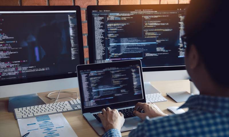 数据科学选型:R与Python如何赋能和林格尔县网站建设?